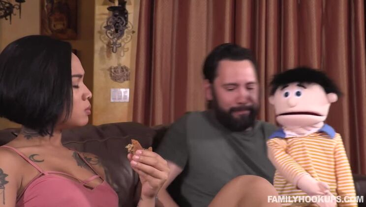 Fake Niece and Tattooed Stepmom Honey Gold's Encounter