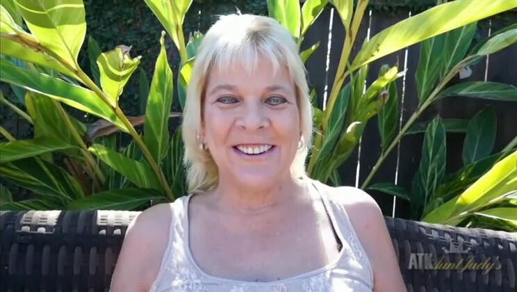 Outdoor Outdoor: Sindy Silver's Mature Masturbation