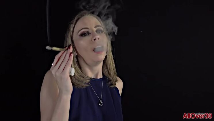 Norah Nova Solo Smoking Blonde