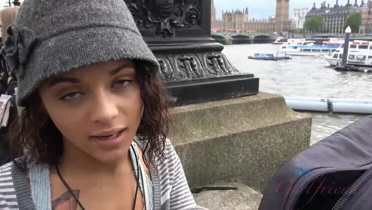 Holly Hendrix gives a fast blowjob before sightseeing