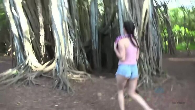 Amateur Jade Amber Shows Off Shaved Pussy in Hawaii