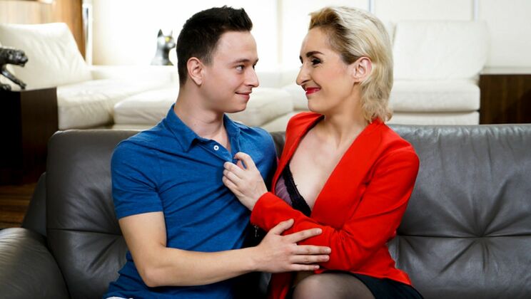 Nikki Nuttz in Lingerie Gets Pussy Licked by Di Devi