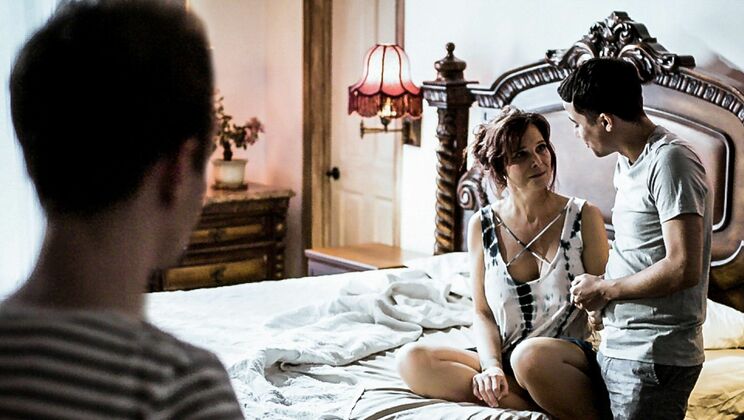 MILF Syren De Mer in Steamy Threesome