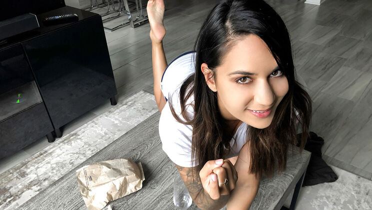 Elliott Amell Meets MILF Alexis Zara