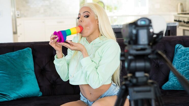 Bubble Butt Babe: Luna Star