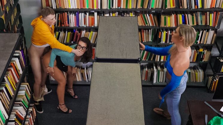 Natural Tits College Girl Gets Tattooed