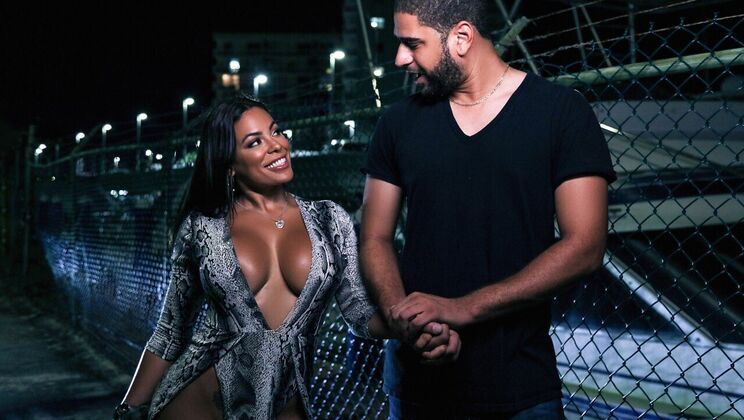 Curvy Latina Luna Star in Outdoor Sex