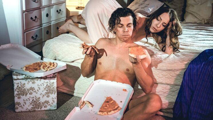 Blonde Bombshell Loves Brunette's Pussy