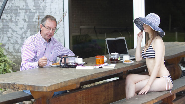 Beata Undine Gets Injected with Cum