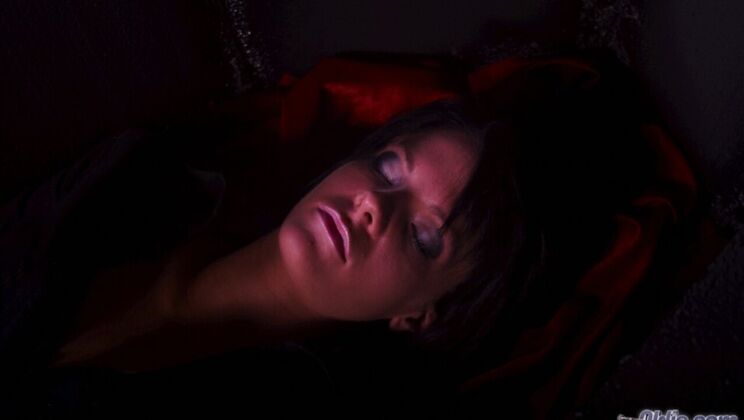 Halloween Seduction: Aliz's Blowjob and Cumshot