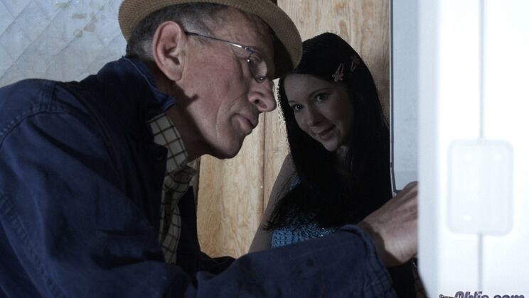 Brunette Fixing Session