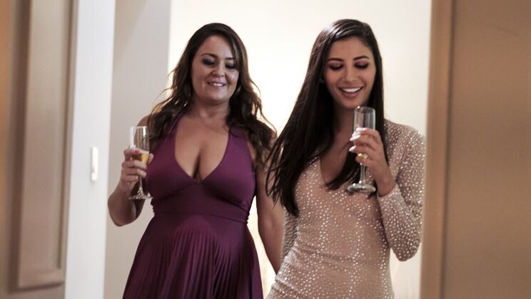 [SweetHeartVideo] - Gianna Dior and Elexis Monroe's Steamy Lesbian Kiss