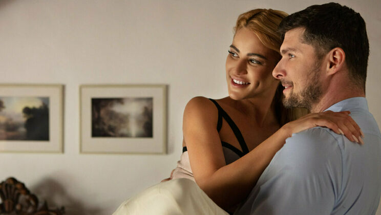 Couple's Intimate Fingering and Creampie Session