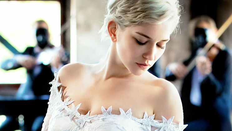 Behind the Scenes: Blonde Bombshell Skye Blue Gets Wet (2019)