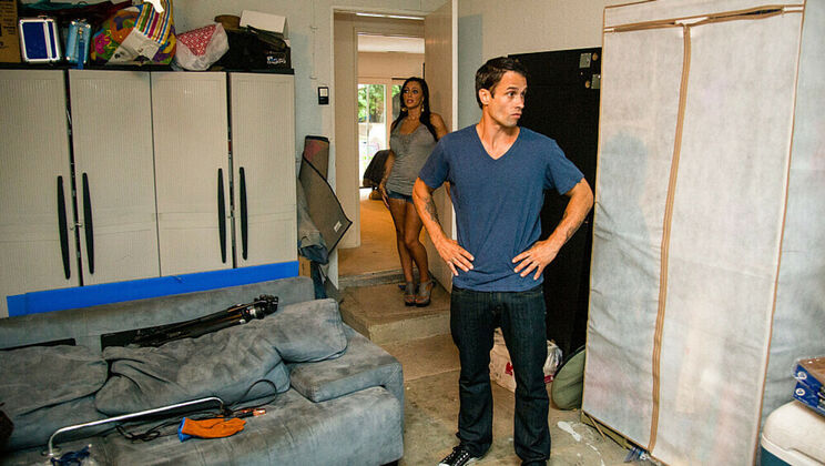 Jenna Presley Pays Moving Man with Sexy Encounter