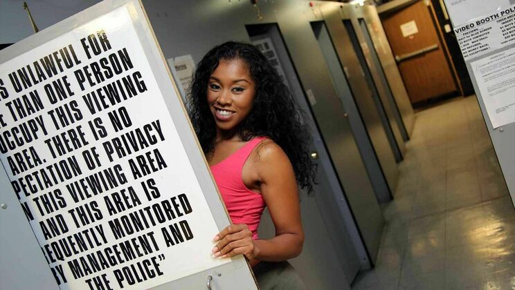 Yasmine De Leon, Ebony MILF with Shaved Pussy