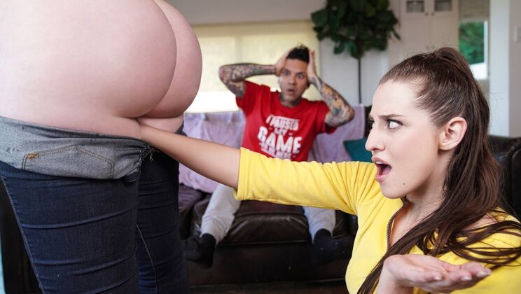 Shaved Pussy and Athletic Fucking