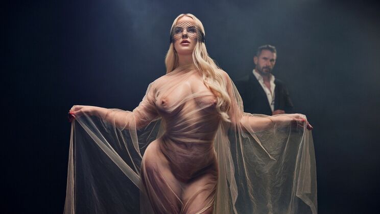 Vic Marie Masturbates Before Getting Fucked by Manuel Ferrara