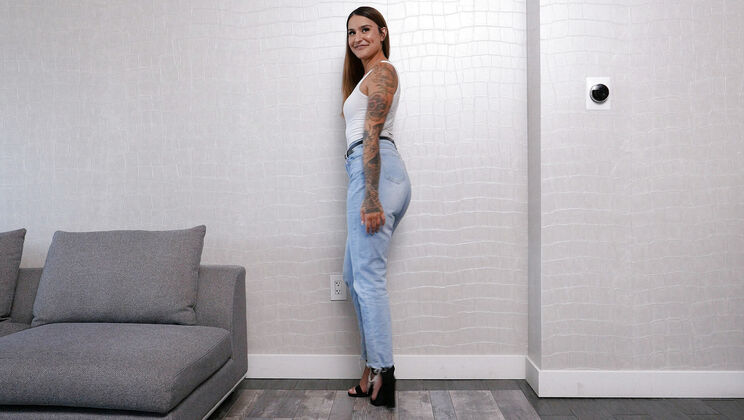 Ashley Gives a Cumshot