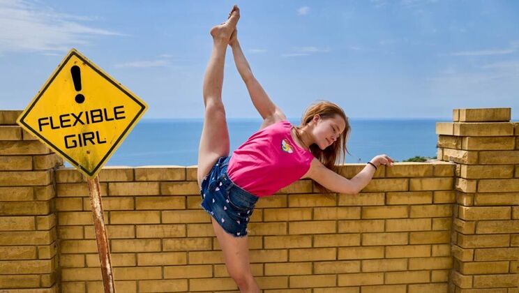 The Flexible Brunette: Nicole Murkovski Solo