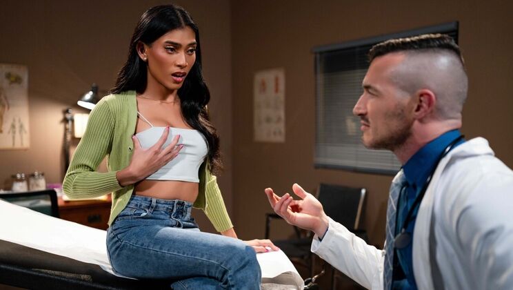 Doctor Derek Kage Gives Shemale Patient Deepthroat And Cum