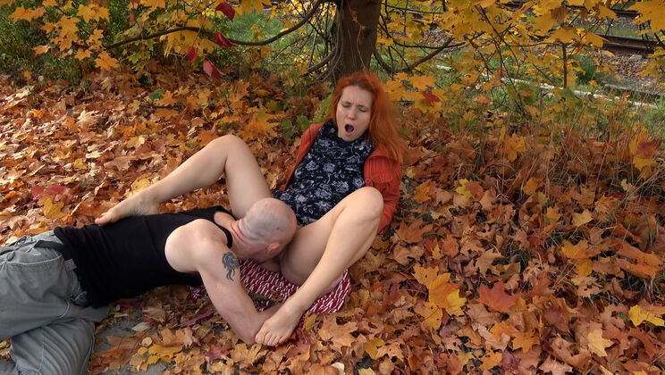 Simona & Leo Get Wild in Autumn Leaves